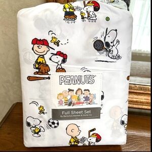 Peanuts Full Sheet Set with Snoopy, Charlie Brown and Woodstock sports designs.